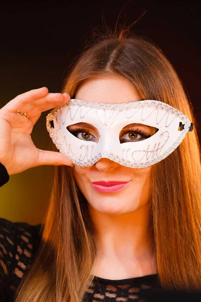 Mujer sostiene carnaval máscara de primer plano —  Fotos de Stock