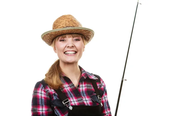 Mulher feliz em chapéu de sol segurando haste de pesca — Fotografia de Stock
