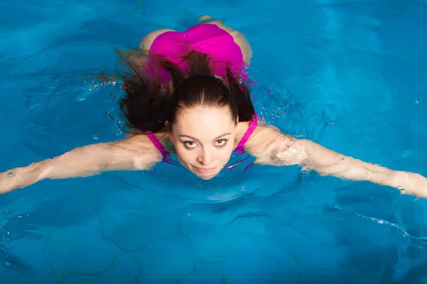 Beautiful woman swimming in pool — Stock Photo, Image