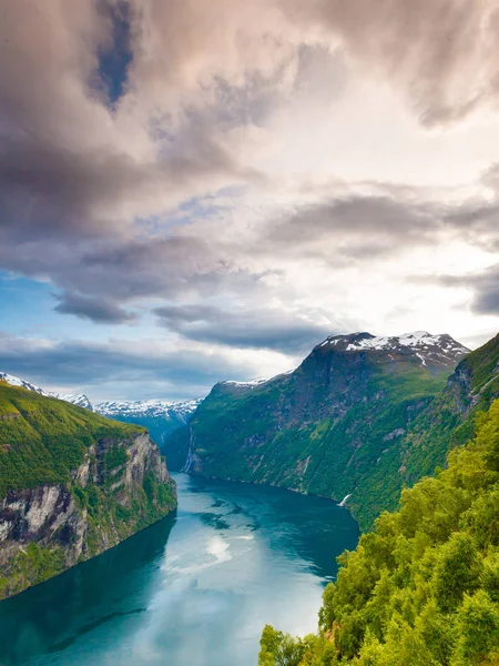 Pohled na Geirangerfjord z Flydasjuvet hlediska Norsko — Stock fotografie