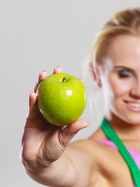 Mujer en forma chica con cinta métrica y fruta de manzana — Foto de Stock