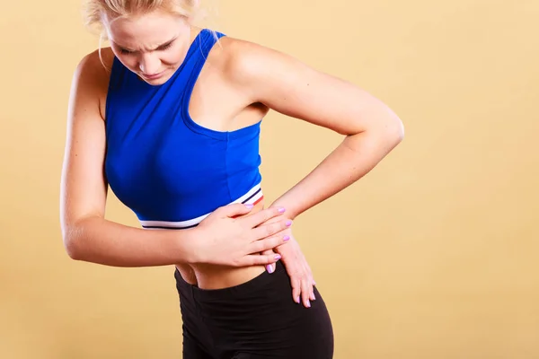 Vältränad kvinna lider av ryggvärk — Stockfoto