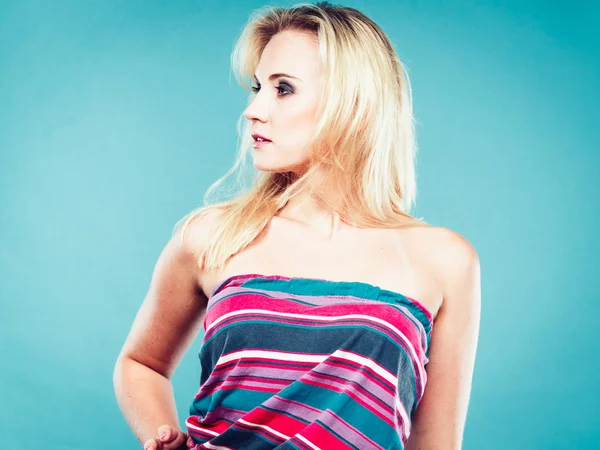Блондинка в красочной полосатой рубашке без бретелек — стоковое фото