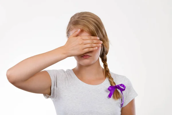 Shy teenage girl hiding face behind hand — Stock Photo, Image