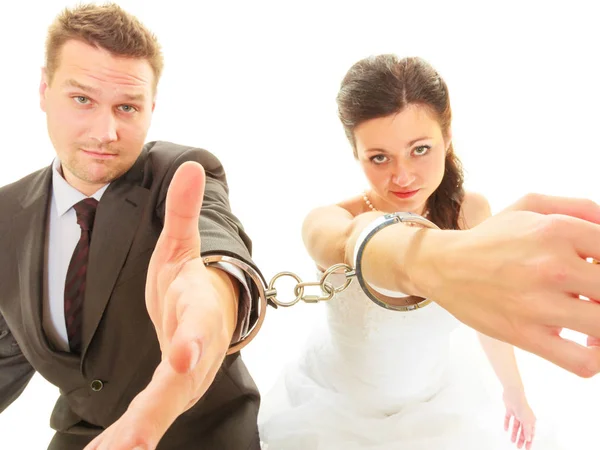 Жених и невеста в наручниках в свадебных нарядах — стоковое фото