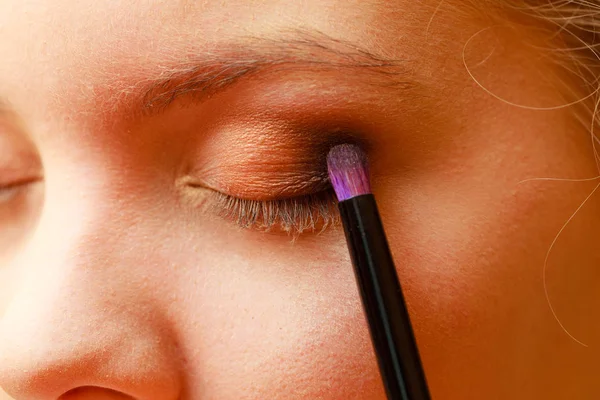 Close up donna ottenere make up, ombretto — Foto Stock