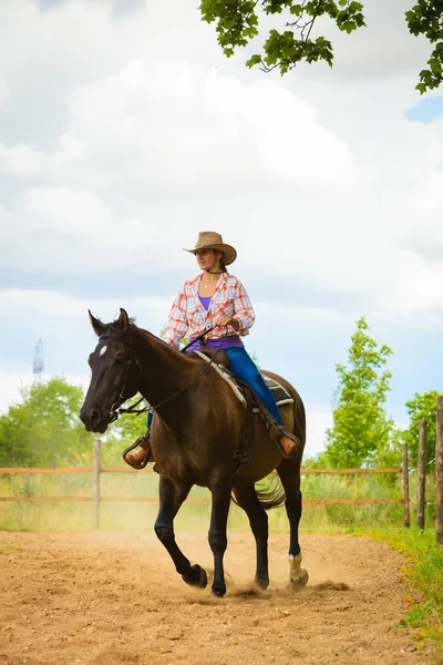Cowgirl gör häst ridning på landsbygden äng — Stockfoto