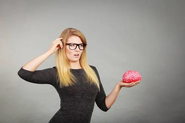 Karışık olması gözlük kadında beyin holding — Stok fotoğraf