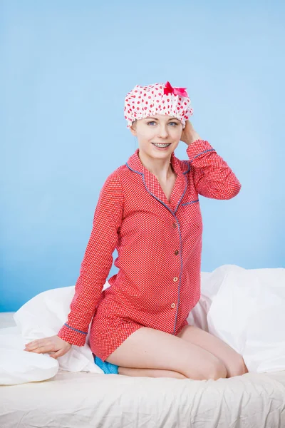 Grappige vrouw dragen van pyjama's en badmuts — Stockfoto