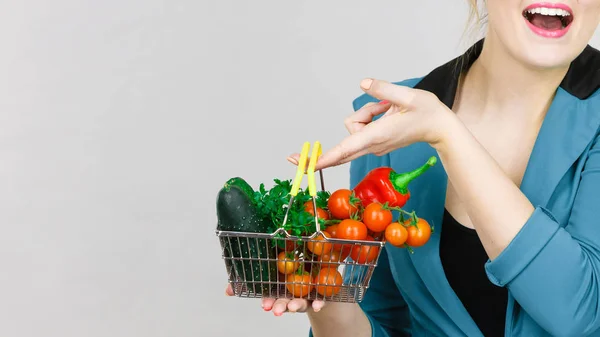 女人抱着购物篮蔬菜 — 图库照片