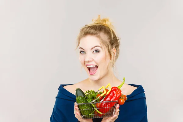 Žena má nákupní košík se zeleninou — Stock fotografie
