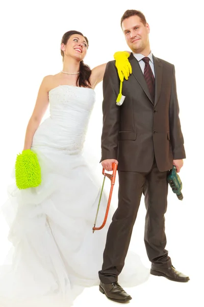 Braut und Bräutigam teilen sich Haushaltspflichten — Stockfoto
