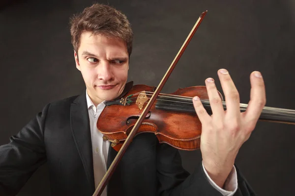 Hombre tocando el violín mostrando emociones y expresiones — Foto de Stock