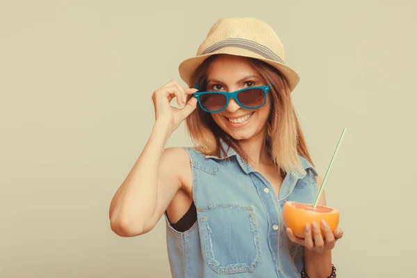 Lycklig kvinna i hatt och solglasögon med grapefrukt. — Stockfoto