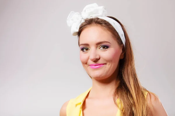 Pretty pin up girl with hairband bow. — Stock Photo, Image