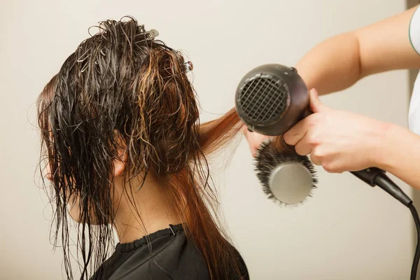 Cabeleireiro styling mulher escuro cabelo longo — Fotografia de Stock