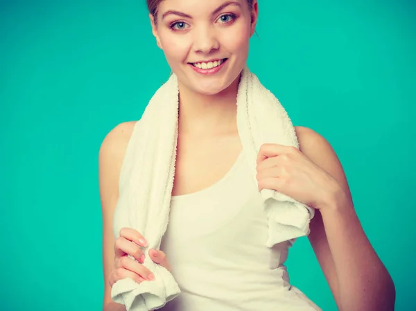 Mulher com uma toalha ao redor dos ombros sorrindo — Fotografia de Stock