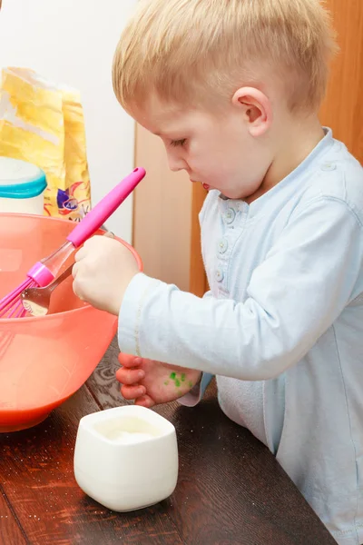 Kleine jongen jongen, koken, taart maken in kom — Stockfoto