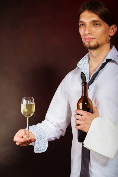 Kellner serviert Weinflasche. — Stockfoto
