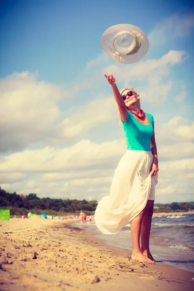 Atractiva mujer en la playa. — Foto de Stock