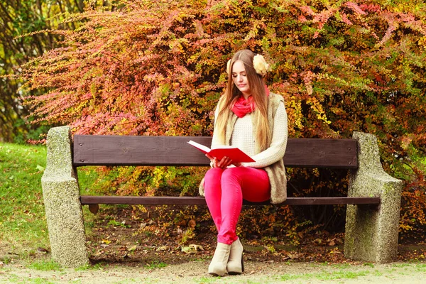 Mujer relajante en el libro de lectura del parque otoñal —  Fotos de Stock