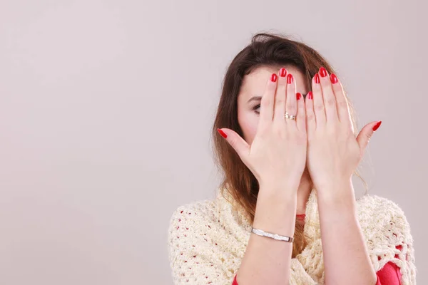 Frau mit roter Maniküre auf Nägeln — Stockfoto