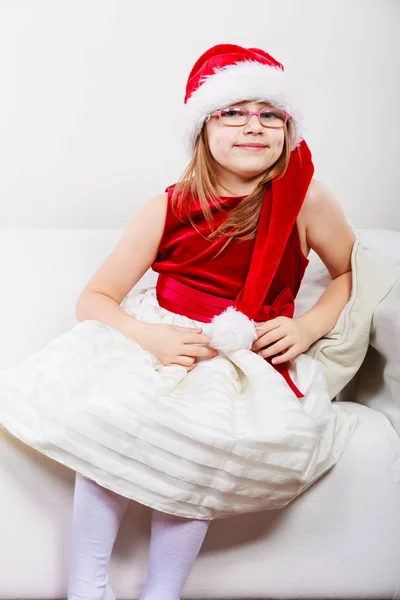 Lilla flickan ser ut som santa elf. — Stockfoto