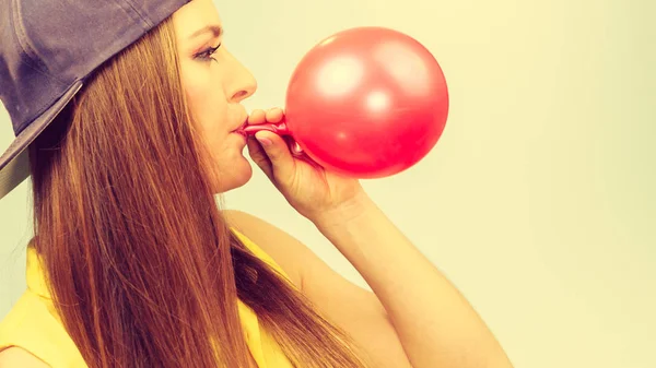 Kadın genç kırmızı şişirme balon. — Stok fotoğraf