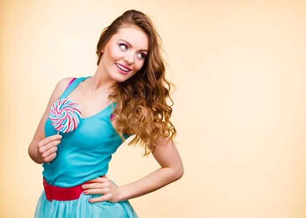 De vrolijke meisje vrouw met lollipop snoep — Stockfoto