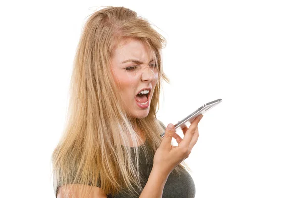 Jeune femme en colère parlant au téléphone — Photo