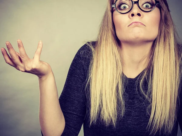 Nahaufnahme Frau schockiert Gesicht mit Brille — Stockfoto