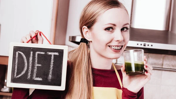 Kobieta trzyma warzywo znak sok i dieta — Zdjęcie stockowe