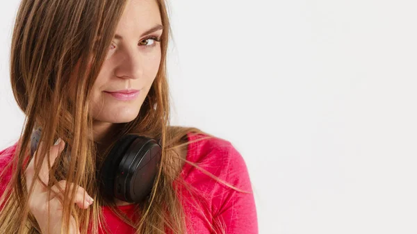 Cheering girl wearing headphones. — Stock Photo, Image