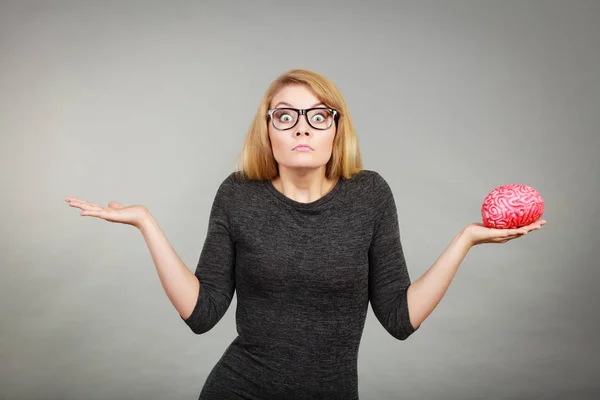 Kvinna i glasögon sammanblandas håller hjärnan — Stockfoto
