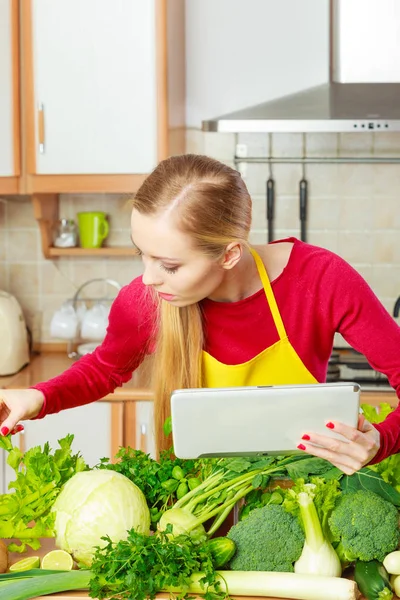 Mujer que tiene verduras verdes pensando en cocinar — Foto de Stock