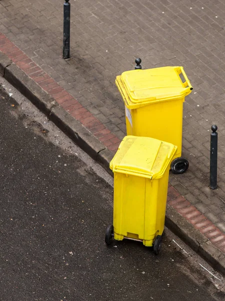 Plastik wheely tempat sampah di jalan di luar — Stok Foto