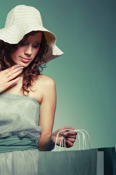 Kobieta w sukni i kapeluszu przytrzymaj torba na zakupy — Zdjęcie stockowe