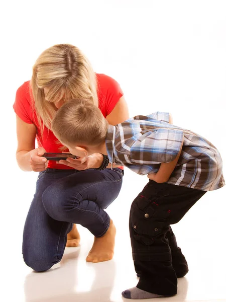 Madre e hijo jugando videojuego en el teléfono inteligente —  Fotos de Stock