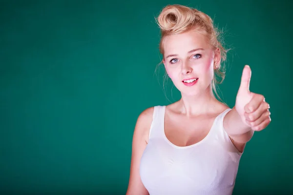 Sorrindo pinup menina mostrando polegar para cima — Fotografia de Stock