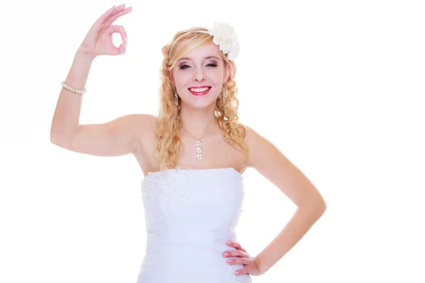 Lyckliga bruden i vit klänning visar ett ok tecken — Stockfoto
