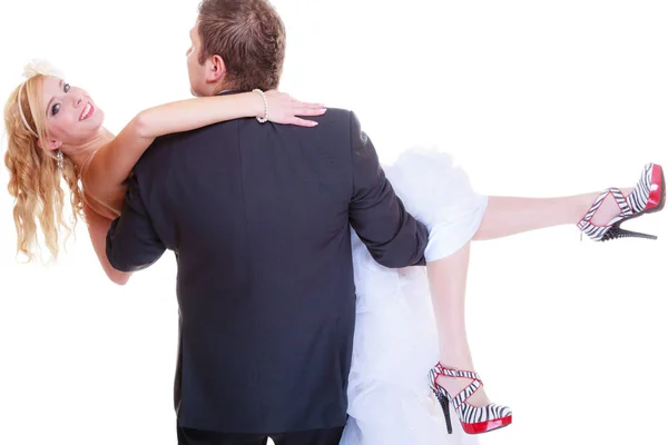 Ženicha nevěsta nosit v náručí — Stock fotografie
