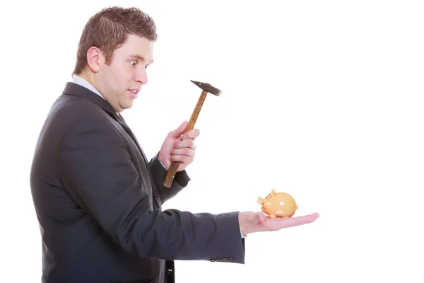 Hombre tratando de romper alcancía con martillo — Foto de Stock