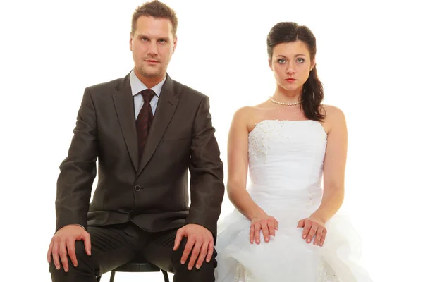 Sorgliga brudgummen och bruden par väntar bröllop — Stockfoto
