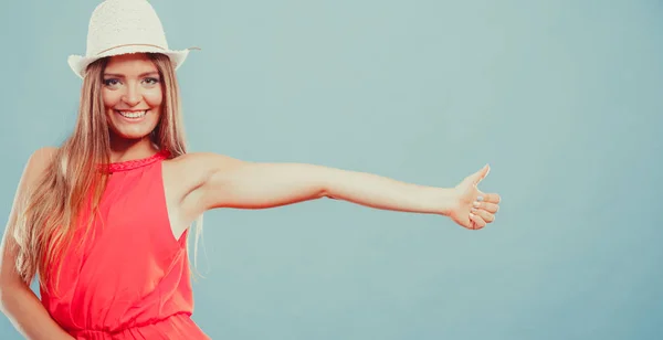 Happy fashion woman in hat with thumb up gesture. — Stock Photo, Image