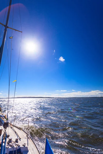 Segling på segelbåt under soliga vädret — Stockfoto