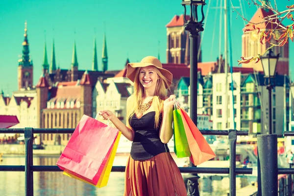 Mujer de moda caminando con bolsas de compras —  Fotos de Stock