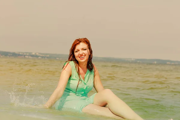 Femme rousse posant dans l'eau pendant l'été — Photo