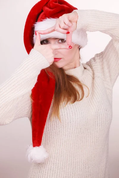 Donna di Natale che fa cornice con le mani — Foto Stock