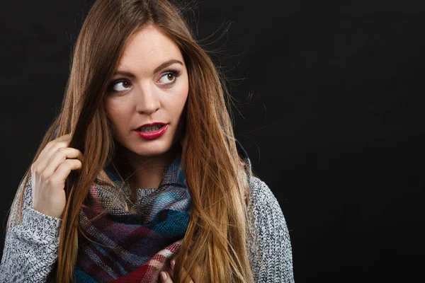 Lachende meisje het dragen van warme houten sjaal — Stockfoto