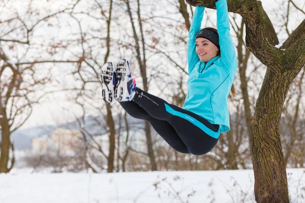 Esportes de inverno, menina se exercitando na árvore . — Fotografia de Stock